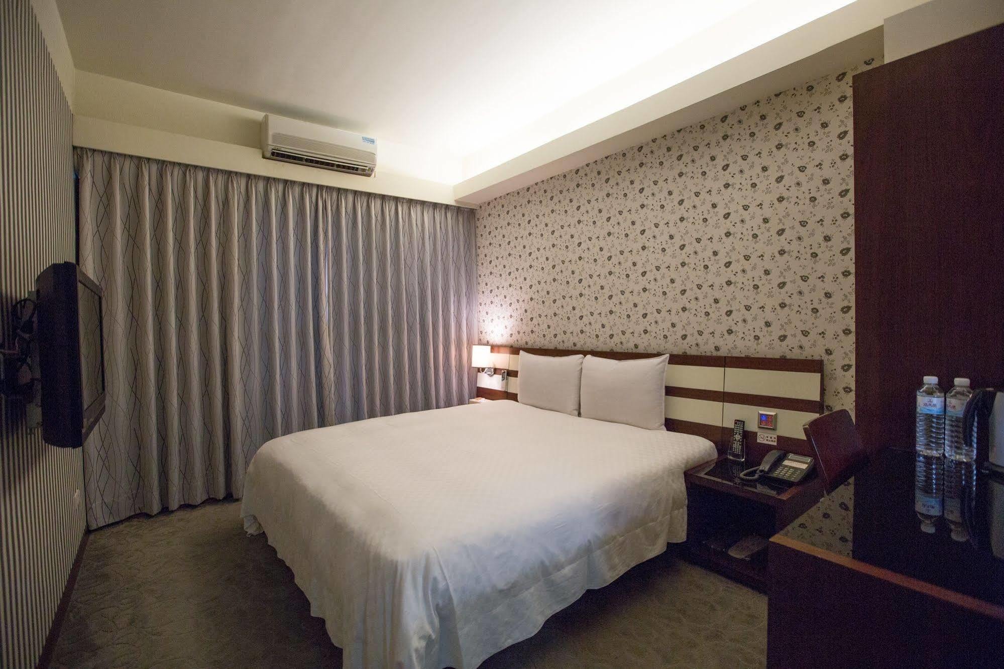 Talmud Hotel Gongyuan Taichung Exterior foto